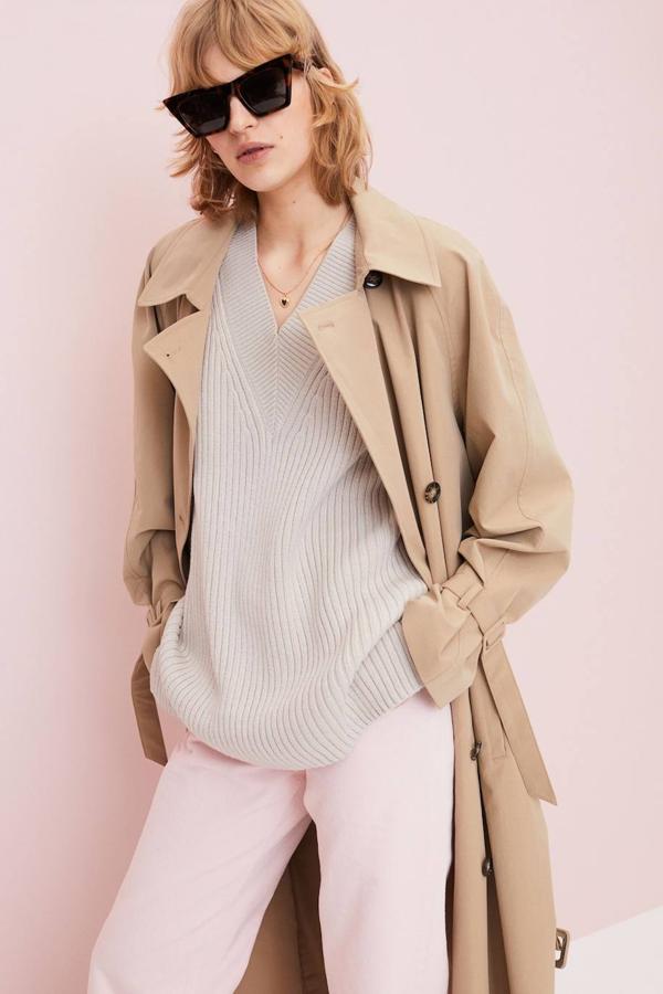 Chaleco en punto canalé suave mezcla de algodón, cuello de pico, sisa amplia y corte relajado, color beige grisáceo claro, de H&M. Tiene un precio de 19,99 euros.