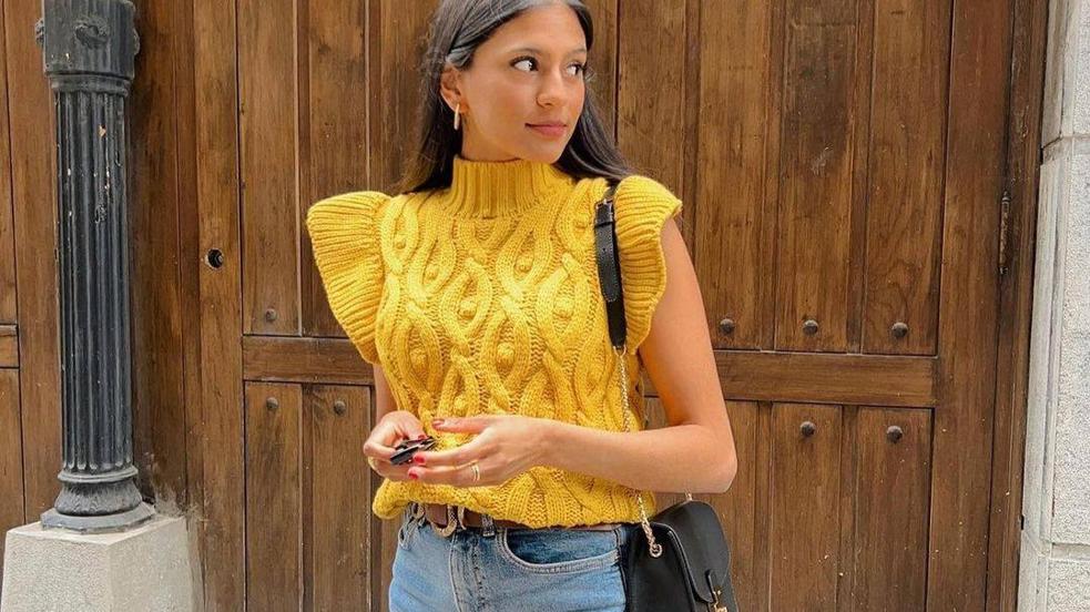 Influencer con chaleco de punto trenzado