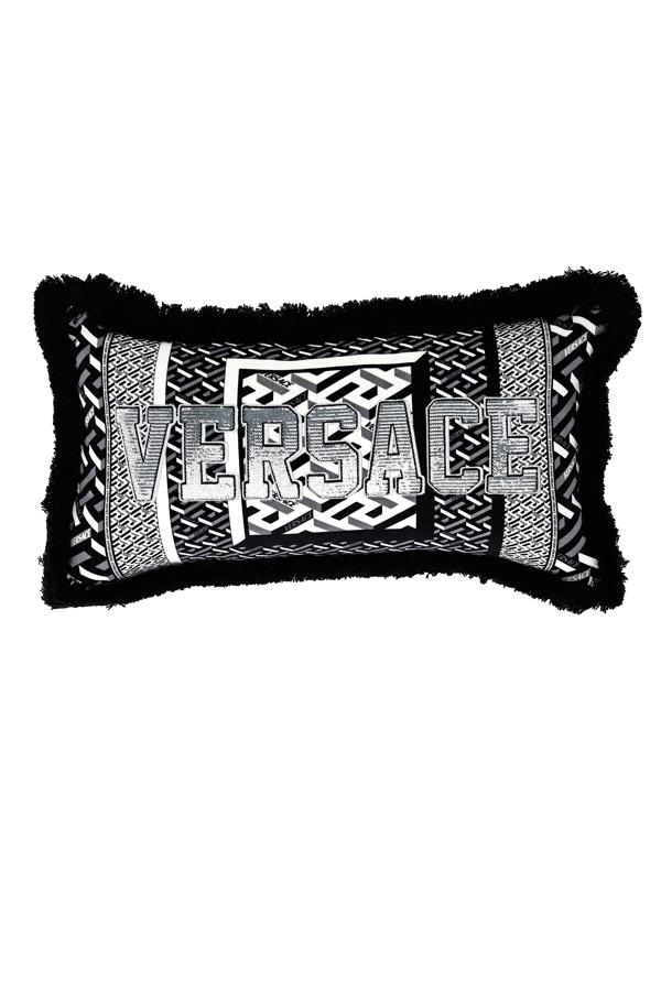 Cojín La Greca con logotipo de Versace (465 €).