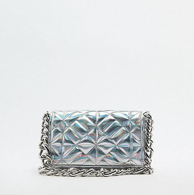 Bolso acolchado iridiscente de Zara