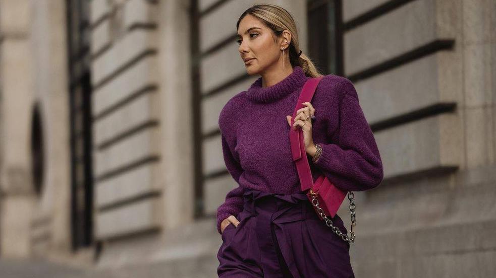 Influencer con total look morado con jersey