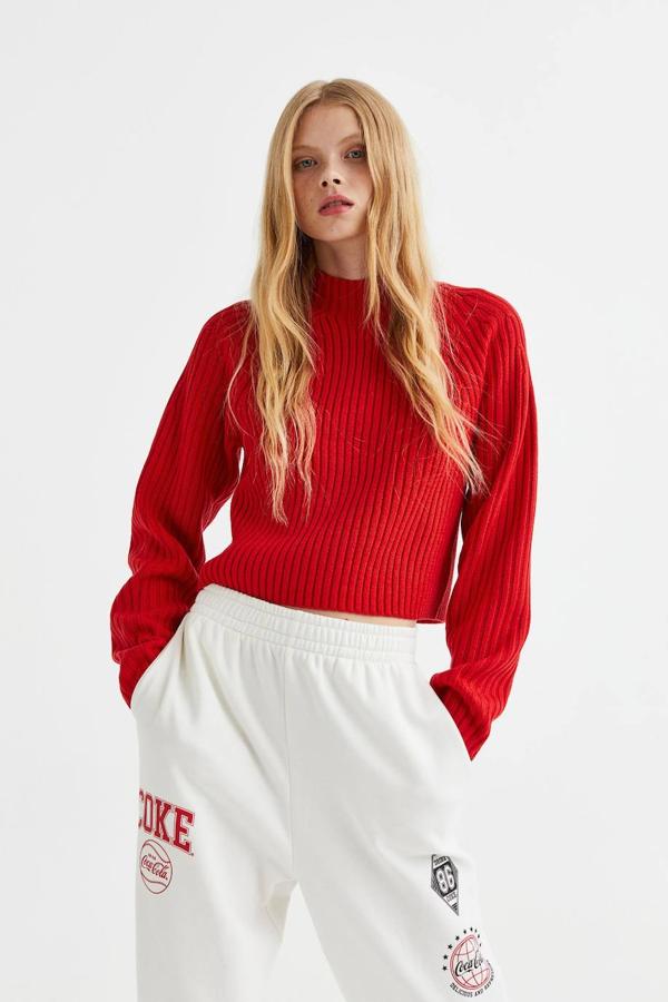 Jersey en punto de canalé suave con cuello elevado, mangas raglán amplias y silueta relajada, color rojo. Puedes comprarlo por 19,99 euros.