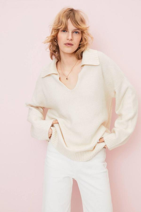 Jersey de punto suave con lana, cuello polo con escote de pico, silueta relajada, manga larga y terminaciones acanaladas, en crema. Cuesta 29,99 euros.
