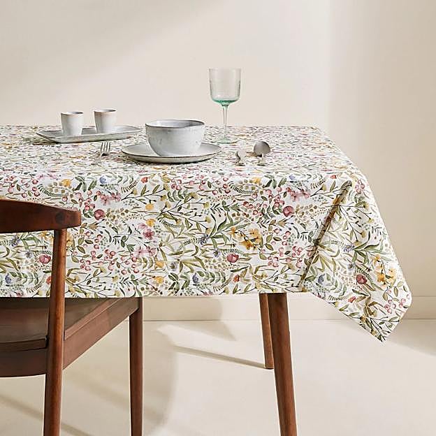 Un mantel muy florido para mesas otoñales coloridas.