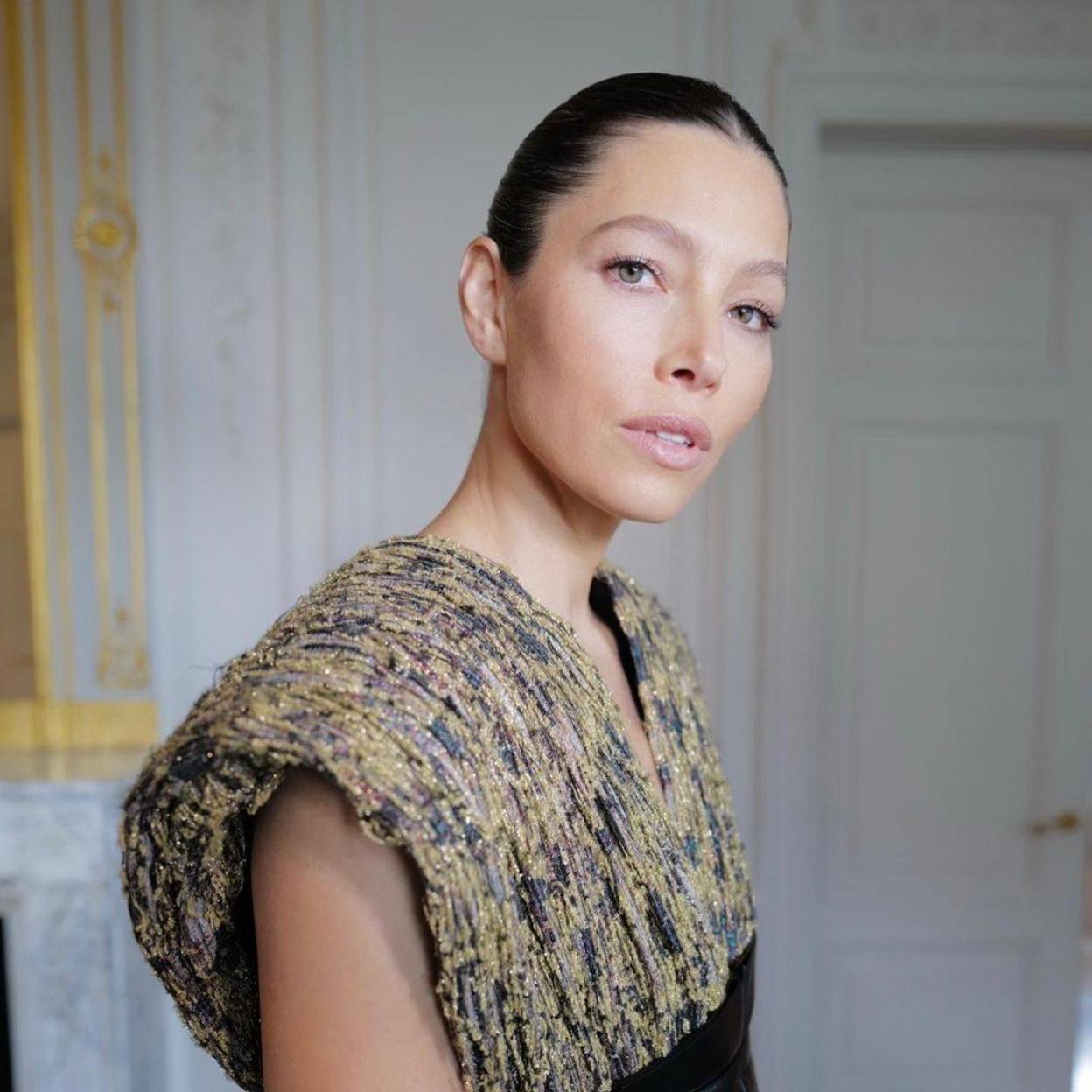 La actriz Jessica Biel con una piel tersa, rellena y luminosa, muy hidratada