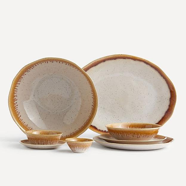 La vajilla que necesitas para una mesa de comedor muy sofisticada.