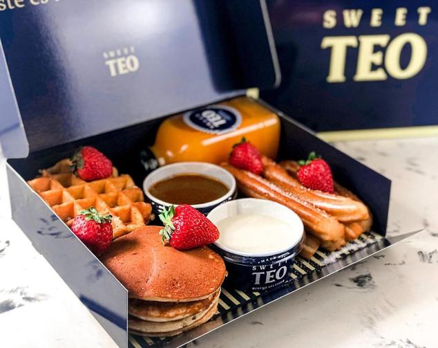 Si quieres empezar el día disfrutando de tu desayuno favorito sin tener que madrugar ni ensuciar la cocina, en Sweet Teo, presente en Madrid, Barcelona y Las Palmas, nos proponen unas deliciosas cajas con lo que más nos gusta: tortitas, gofres, cruasanes, galletas y churros que llegan acompañados de fruta y zumo, para que no nos falte de nada. Y si buscas algo más contundente, también cuentan con seis tartas diferentes entre las que están la de chocolate y dulce de leche o la de oreo y nutella. 