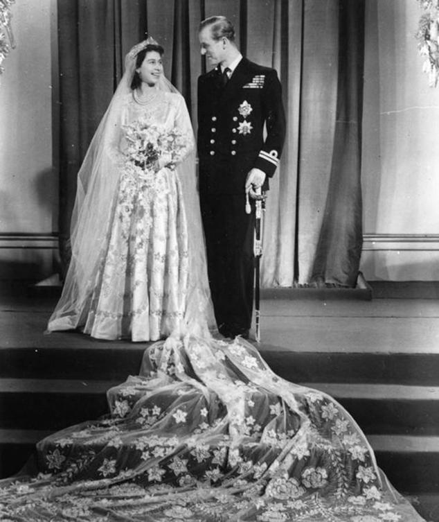 El 20 de noviembre de 1947 el por aquel entonces Felipe de Grecia y Dinamarca contrajo matrimonio con Isabel en la Abadía de Westminster cuando todavía le faltaban tres años para convertirse en reina.