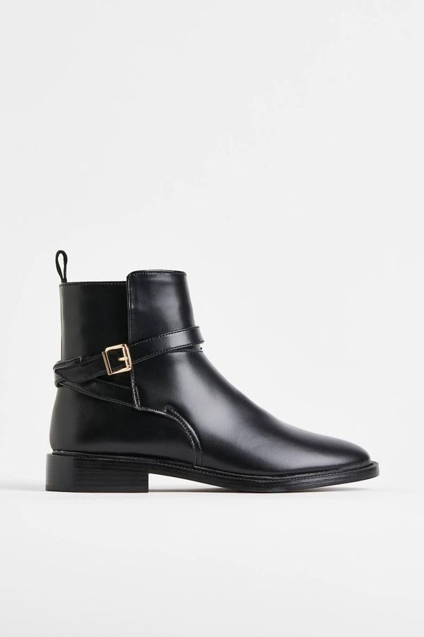 Botín Jodhpur con puntera redondeada, suela plana y tira fina ajustable con hebilla alrededor del tobillo, en negro, de H&M. Lo encontrarás por 39,99 euros.