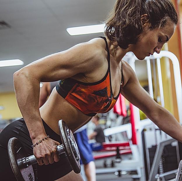 Mujer realizando entrenamiento de fuerza. 
