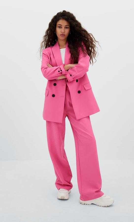 Podrás llevarla con un total look o combinarla con vaqueros para un estilismo diferente, favorecedor y lleno de dulzura. Atrévete a mezclarlo con zapatillas para el día a día y con botines con tacón para un toque más formal.