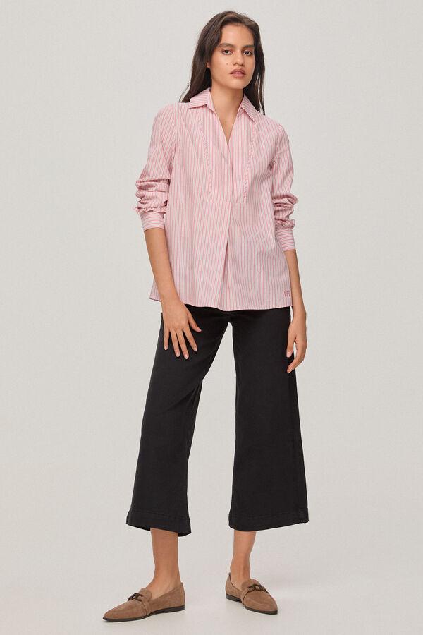 Si tienes claro que el fucsia no es para ti, prueba con una tonalidad menos llamativa como este rosita claro. Es perfecta para llevar con vaqueros. Le sacarás mucho partido, ya que este tipo de camisas nunca pasan de moda. 