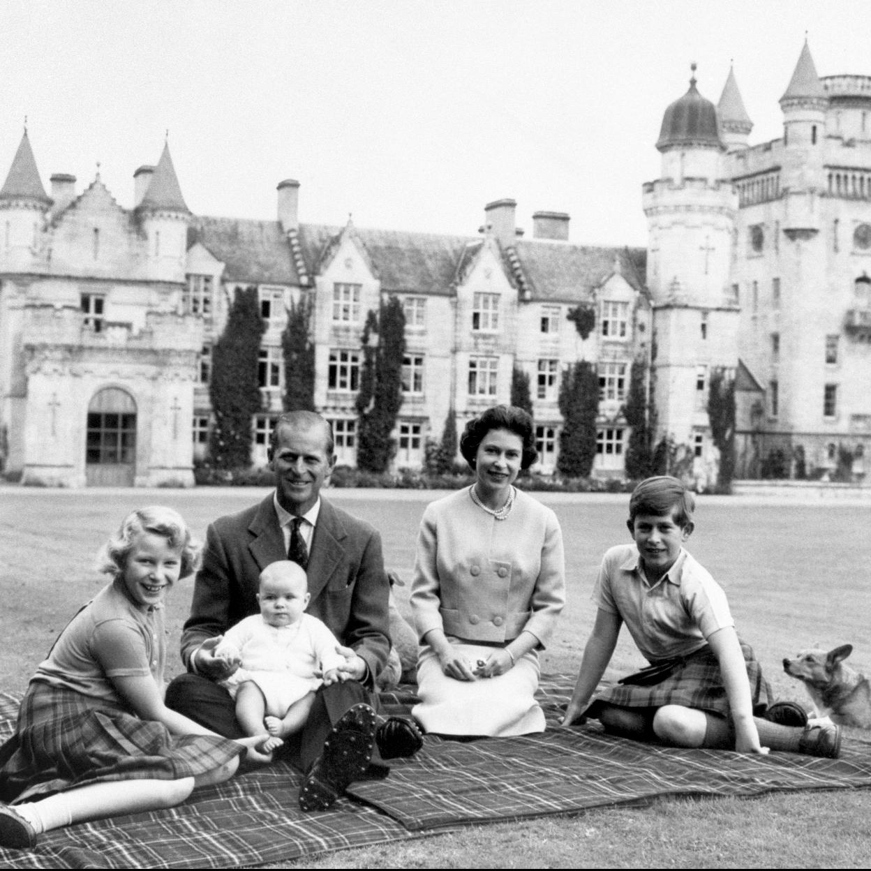 La reina Isabel II en el Castillo de Balmoral el 8 de septiembre de 1960, junto al Duque Felipe de Edimburgo y sus tres hijos, de izquierda a derecha, la princesa Ana del Reino Unido, el príncipe Andrés, Duque de York, y el príncipe Carlos de Gales, el hijo mayor de la reina.