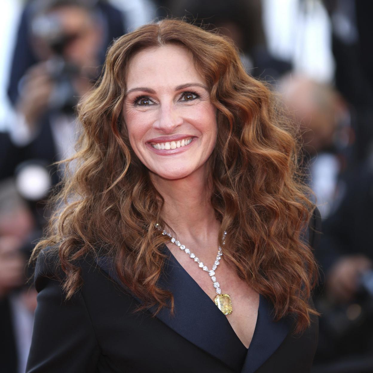 Julia Roberts dice que necesitas un blazer corto como el suyo para llevarlo con vestidos