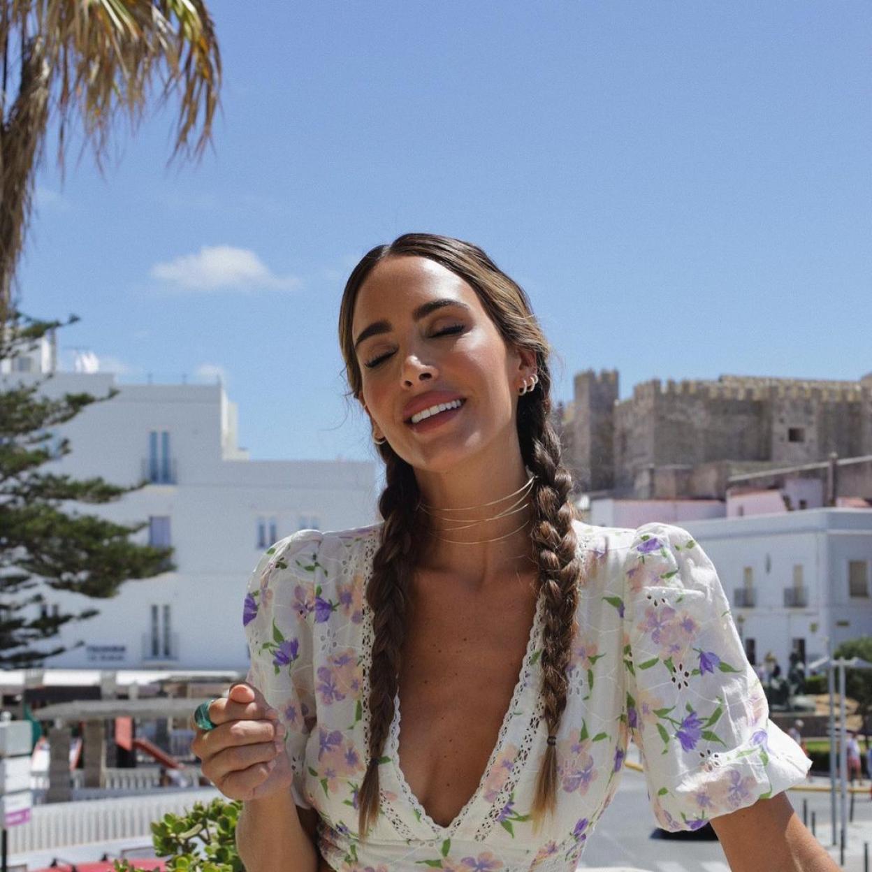 La influencer Rocío Osorno con un conjunto floral y peinada con dos trenzas. 