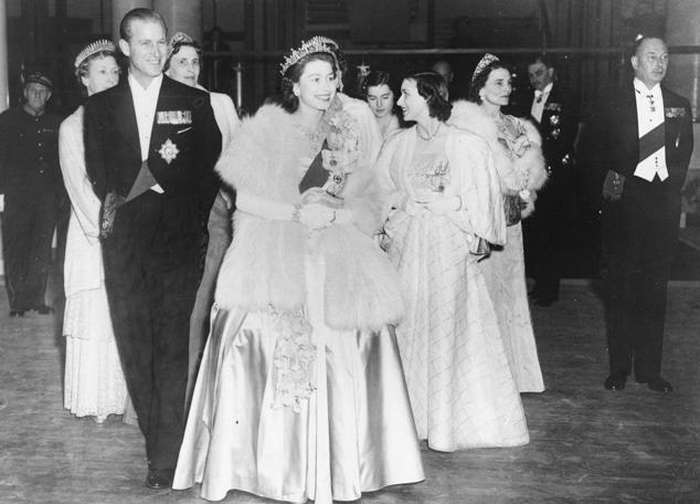 El duque de Edimburgo y la reina Isabel de Inglaterra en una recepción de gala celebrada en 1951