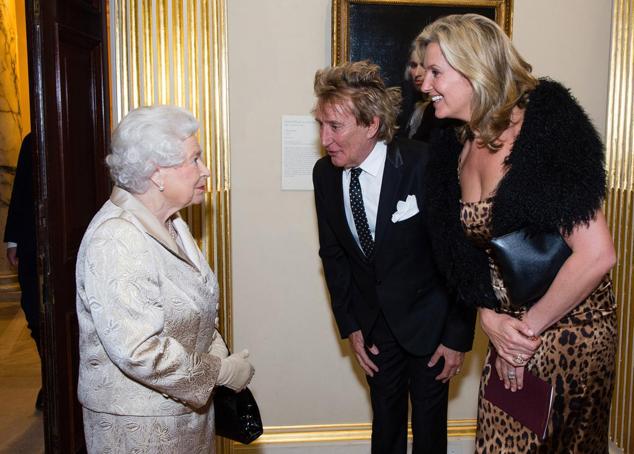 Si por algo se ha distinguido la Reina Isabel es por su apoyo a los rostros conocidos de la cultura british, como Rod Stewart, en la imagen junto a su mujer.