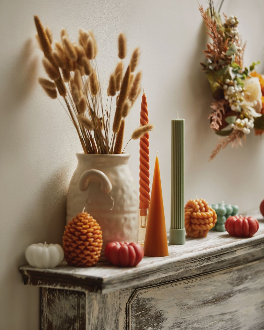 Las velas son un imprescindible deco para aportar calidez a la estancia, y estas de formas súper originales y colores muy otoñales son perfectas y baratísimas: desde 2 euros.