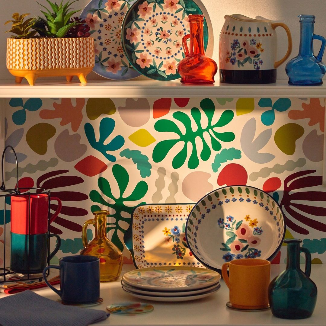 Si prefieres poner una nota muy colorida y con toques naive a tu mesa de otoño, estas vajillas nos parecen ideales. Desde 3.50 euros la pieza.