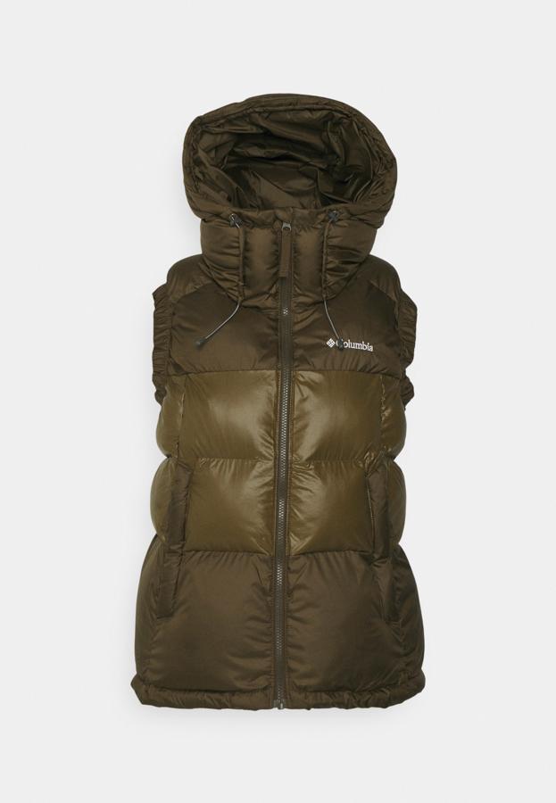 Chaleco acolchado tipo plumas en color verde oliva con capucha. Su estilo sport te permite combinarlo con pantalones básicos del día a día. Es de Columbia. Precio: 119,95 €.