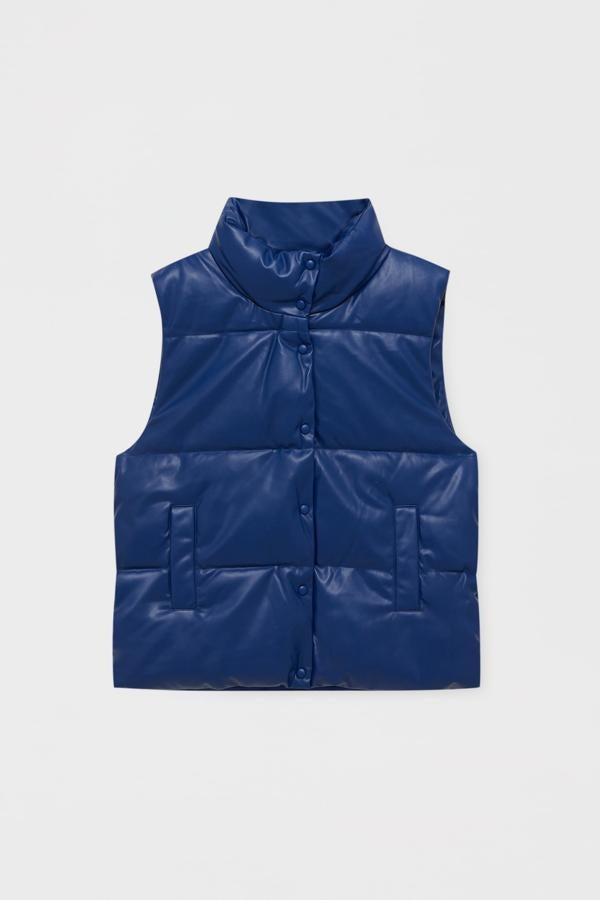 Chaleco acolchado efecto piel azul vibrante en su versión larga. Es de Pull&Bear. Precio: 29,99 €.