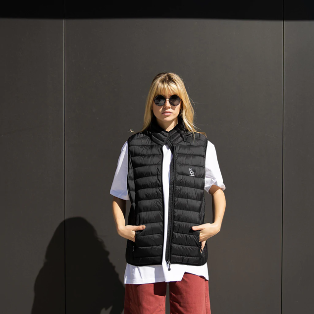 Chaleco plumas acolchado en color negro muy versátil para poder lucirlo con casi cualquier look que decidas. Es de Troppo. Precio: 40 €.