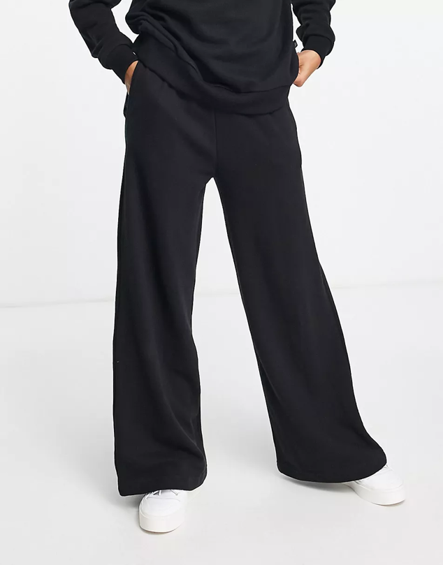 Pantalones de talle alto con cinturilla elástica con pernera ancha. Podrás combinarlo con sudaderas o camisas boyfriend. Son de ASOS. Precio: 42,99 €.
