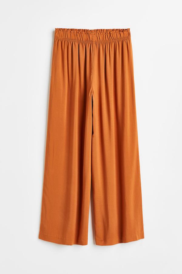 Pantalón de talle alto que realza y estiliza la figura con corte tobillero. Su diseño de viscosa proporciona una caída suave. Es de H&M. Precio: 14,99 €.