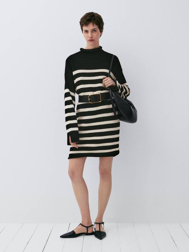 Vestido corto de punto con silueta relajada, manga larga, cuello desbocado y aberturas en los puños, con estampado de rayas en marino oscuro y crudo, de Massimo Dutti. Lo encontrarás a 79,95 euros.