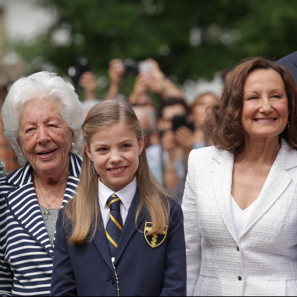 La infanta Sofía acompañada de su abuela.
