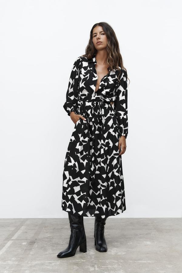 Aunque el largo mini ha llegado pisando fuerte esta temporada, el midi sigue siendo la opción perfecta para un look de oficina. Vestido estampado en blanco y negro de Zara (39,99 euros). 