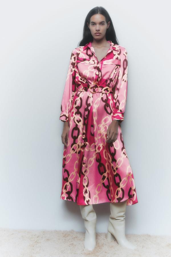 Si buscas un diseño más sofisticado, ya lo has encontrado. Vestido midi con estampado de cadenas de Zara (49,99 euros). 