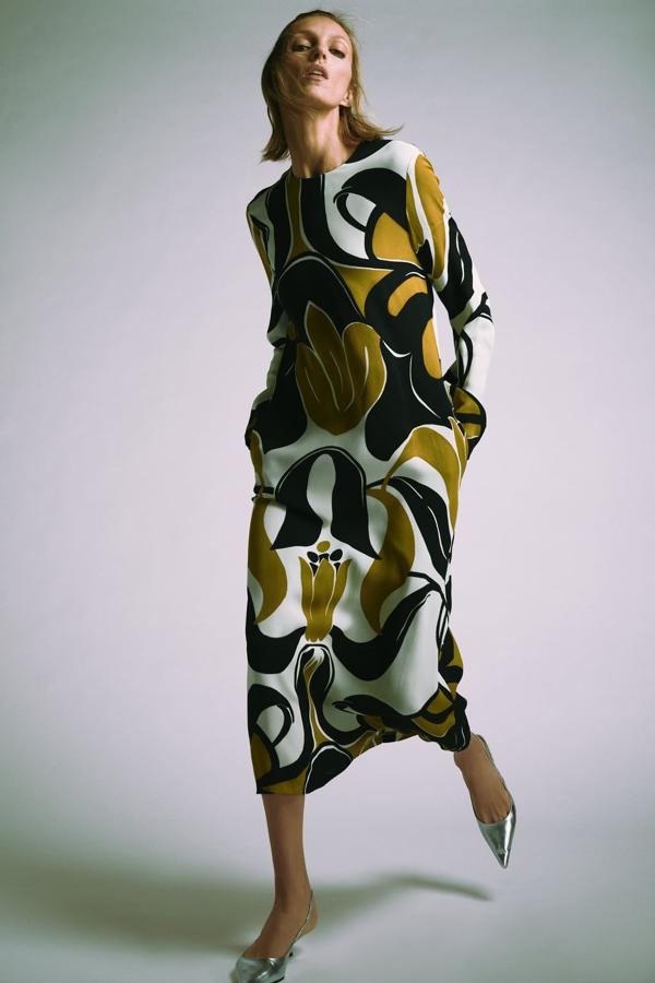 Un diseño elegante, con largo midi y un bonito estampado en colores típicamente otoñales. Vestido de Zara (59,99 euros). 