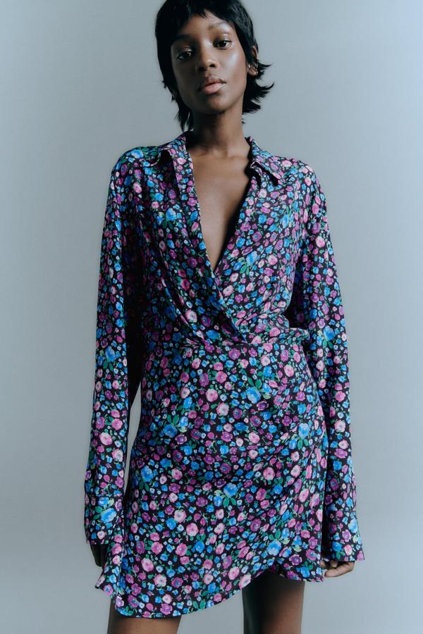 Uno de los diseños que más ha triunfado este verano y que ahora llega en versión satinada. Mini vestido con estampado de flores de Zara (29,99 euros). 