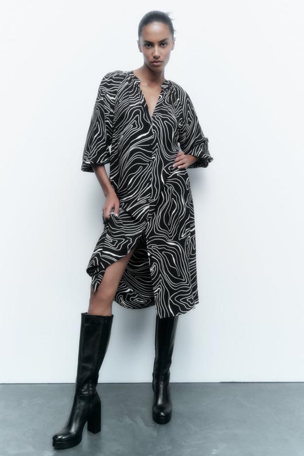 Un diseño cómodo y fácil de llevar que te acompañará en los días de entretiempo. Vestido estampado en blanco y negro de Zara (39,99 euros). 
