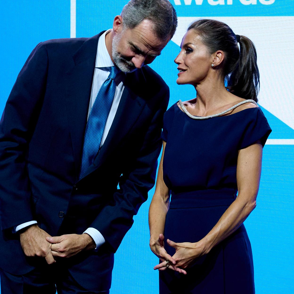 Un momento de complicidad entre la reina Letizia y el rey Felipe VI en un acto reciente.