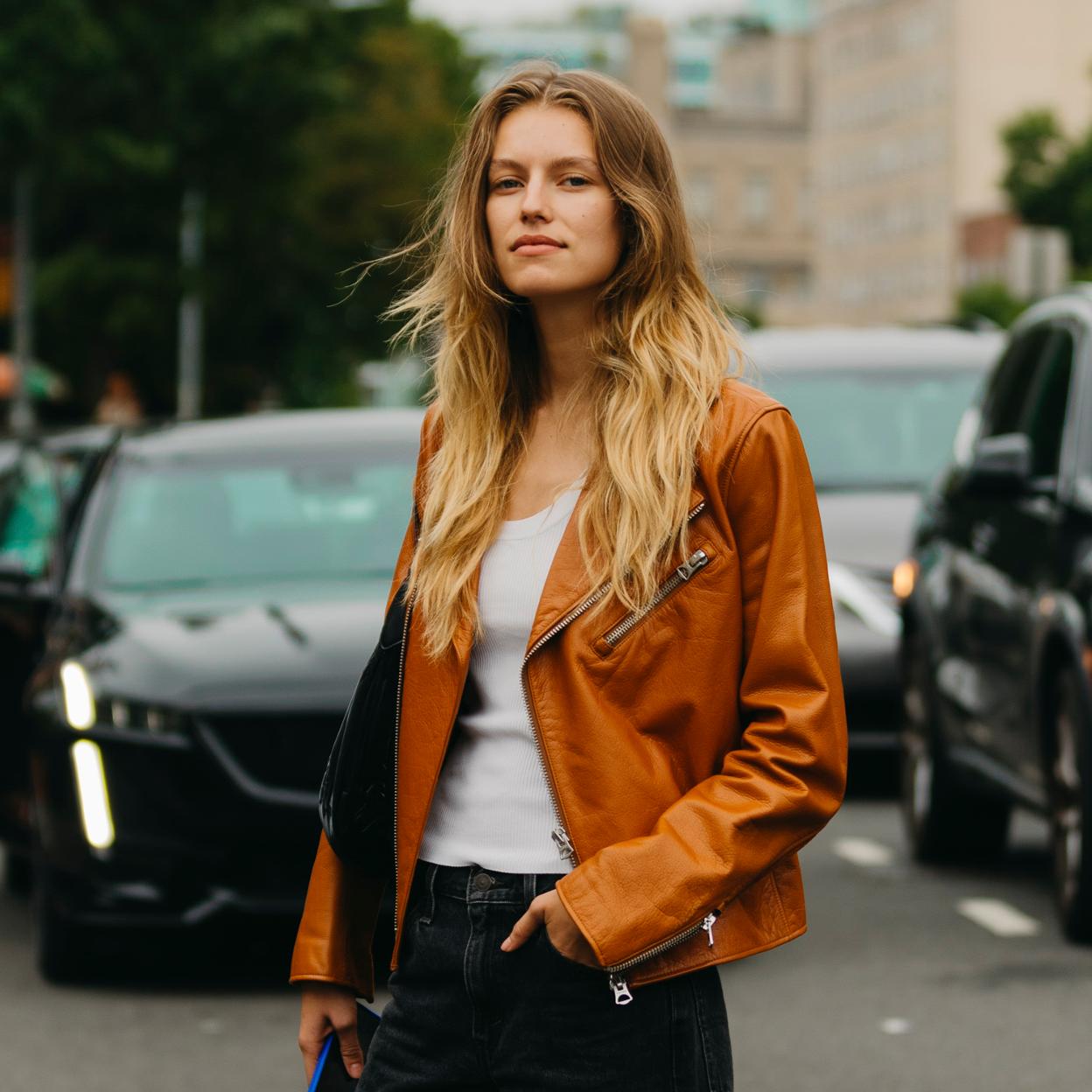 Si has dicho sí a las canas no tienes por qué sentirte mal si a´un día prefieres disimularlas. Los champús en seco con color puede solucionarte cualquier look.