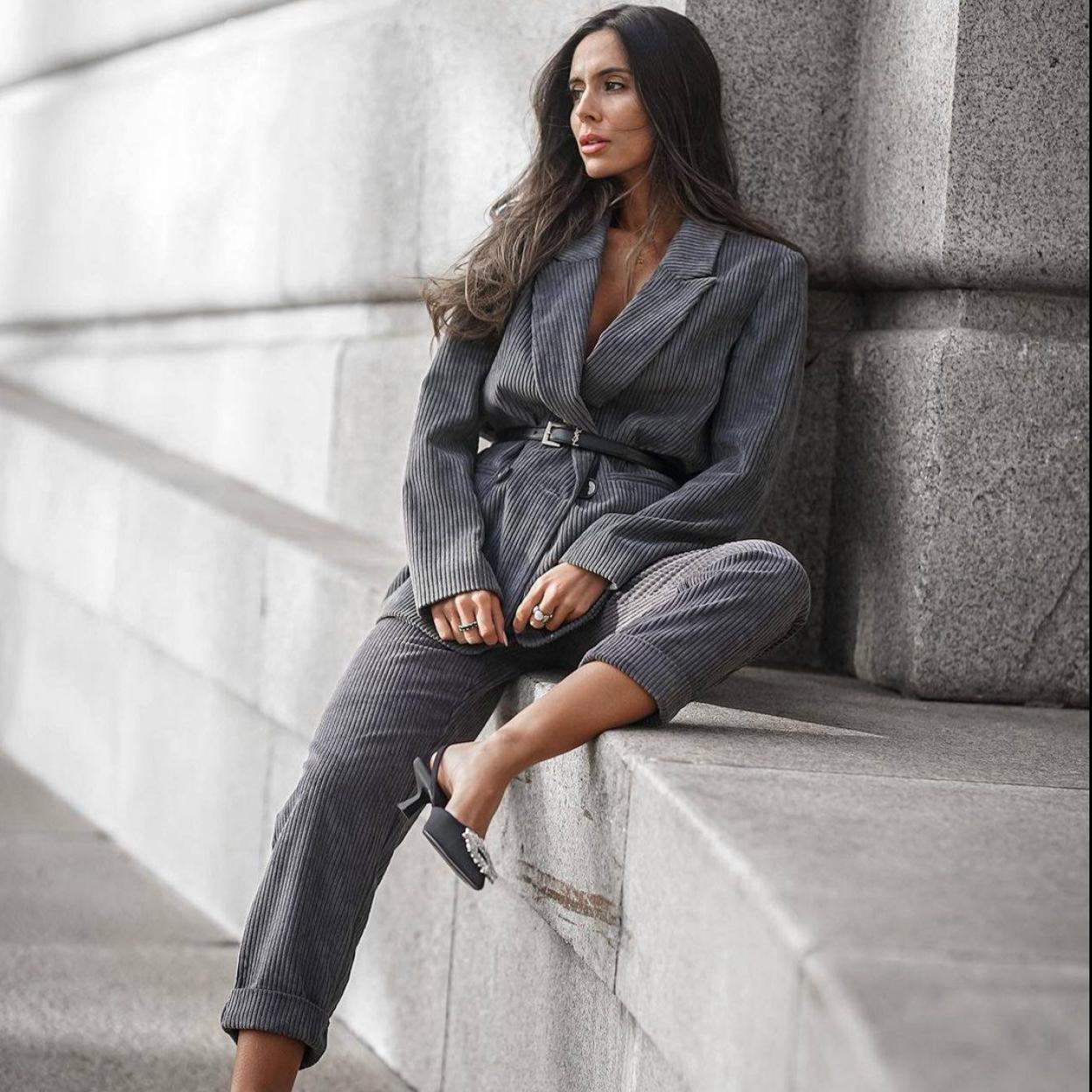 Influencer con traje de pana