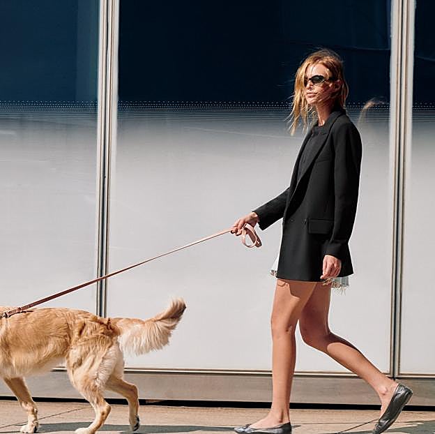 Imagen principal - Una americana básica que rápidamente se convertirá en tu favorita de entretiempo. Blazer con botones de Zara (39,99 euros). 