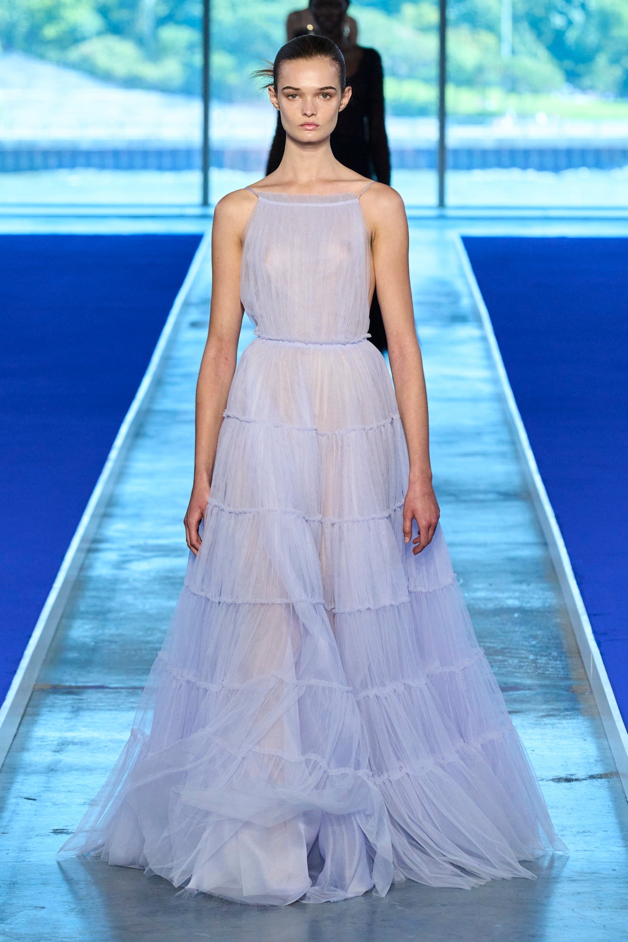 Jason Wu apuesta por tejidos románticos y femeninos.