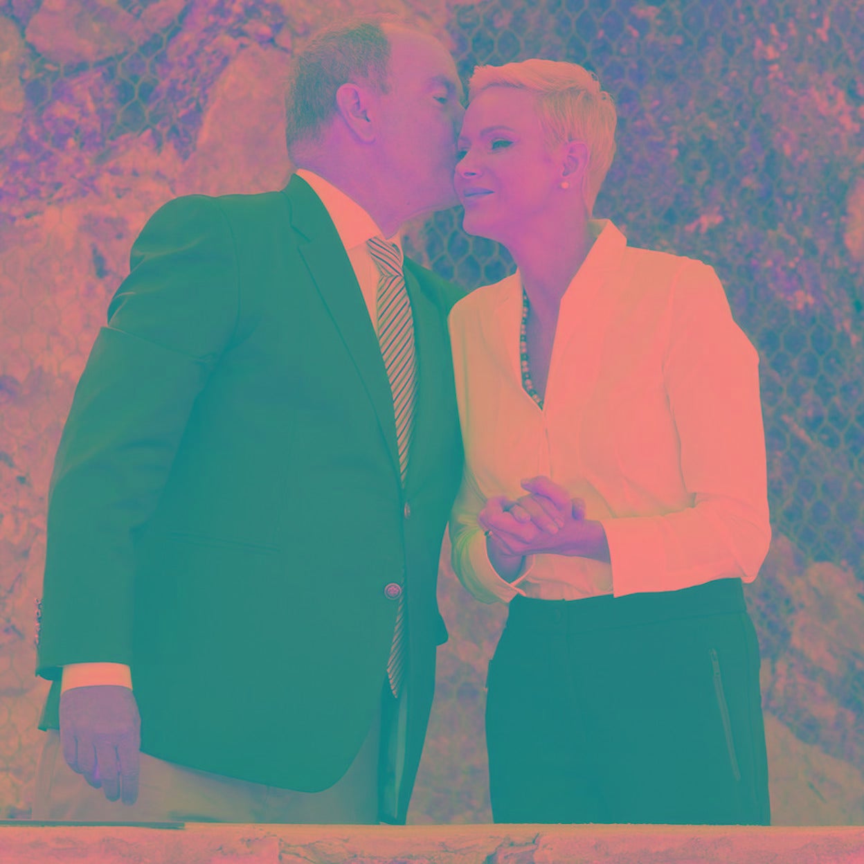 El sorprendente beso que se dieron, en un acto público reciente, la princesa Charlène y Alberto de Mónaco. 