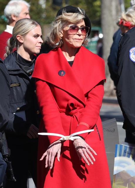 Imagen - Bajo estas líneas, la actriz y activista Jane Fonda, detenida en una manifestación en 2019.