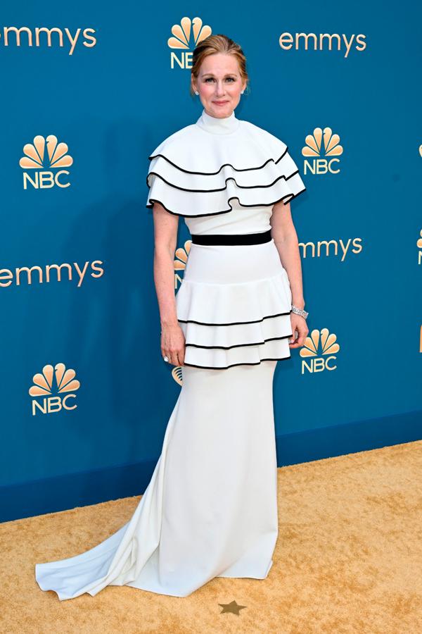 Laura Linney escogió un original vestido blanco.