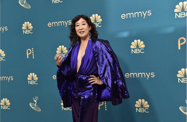 Sandra Oh llevó vestido y chaquea de lentejuelas de Rodarte.