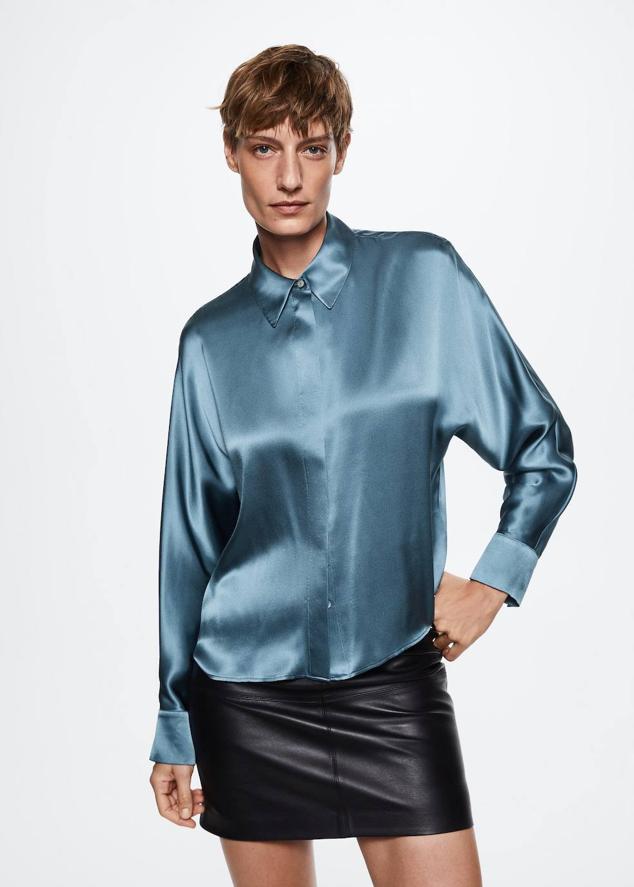 Camisa fluida en tejido 100% seda con acabado satinado, silueta relajada, manga larga, cuello solapa y cierre delantero de botones oculto, color azul, de Mango. Cuesta 59,99 euros.