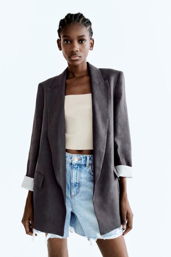 Blazer abierta de cuello solapa y manga larga acabada en vuelta con tejido estampado y hombreras. Disponible en tres colores: gris antracita, beige y kaki. Precio: 39,95 euros.