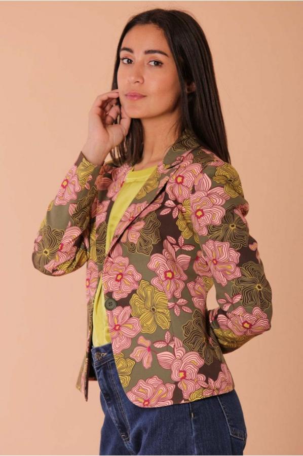 Blazer estampada con motivos florales. Además, cuenta con cierre de botones en blanco. Es de Anne Couture. Precio: 69,95 €.