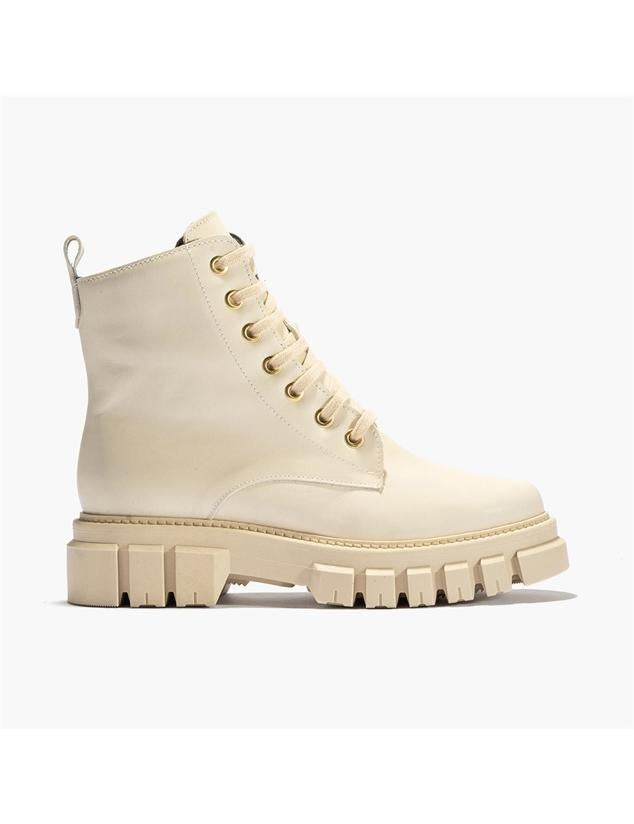 Botas de color crema tipo militar que harán destacar cualquier prenda. Se convertirán en las protagonistas de tus outfits al instante. Son de Pitillos. Precio: 89,95 €.