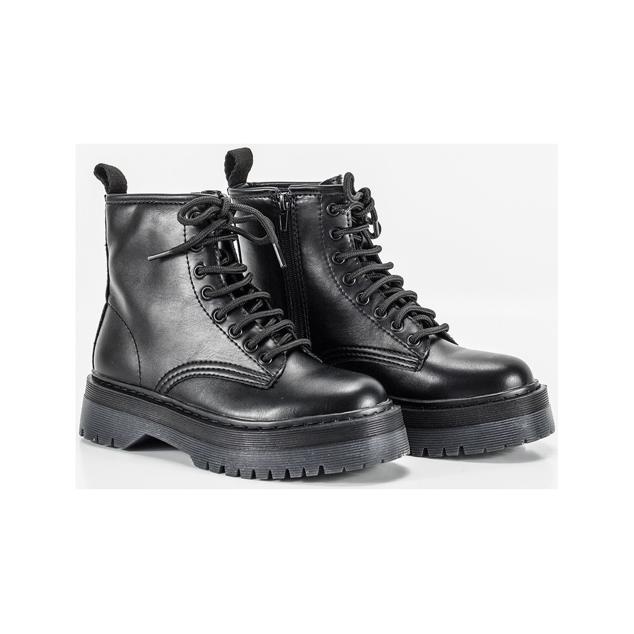 Botas con plataforma de cordones para llevarlas con un vestido negro o una minifalda para crear un estilismo tan propio de Gossip Girl. Son de Spartoo. Precio: 31,99 €.