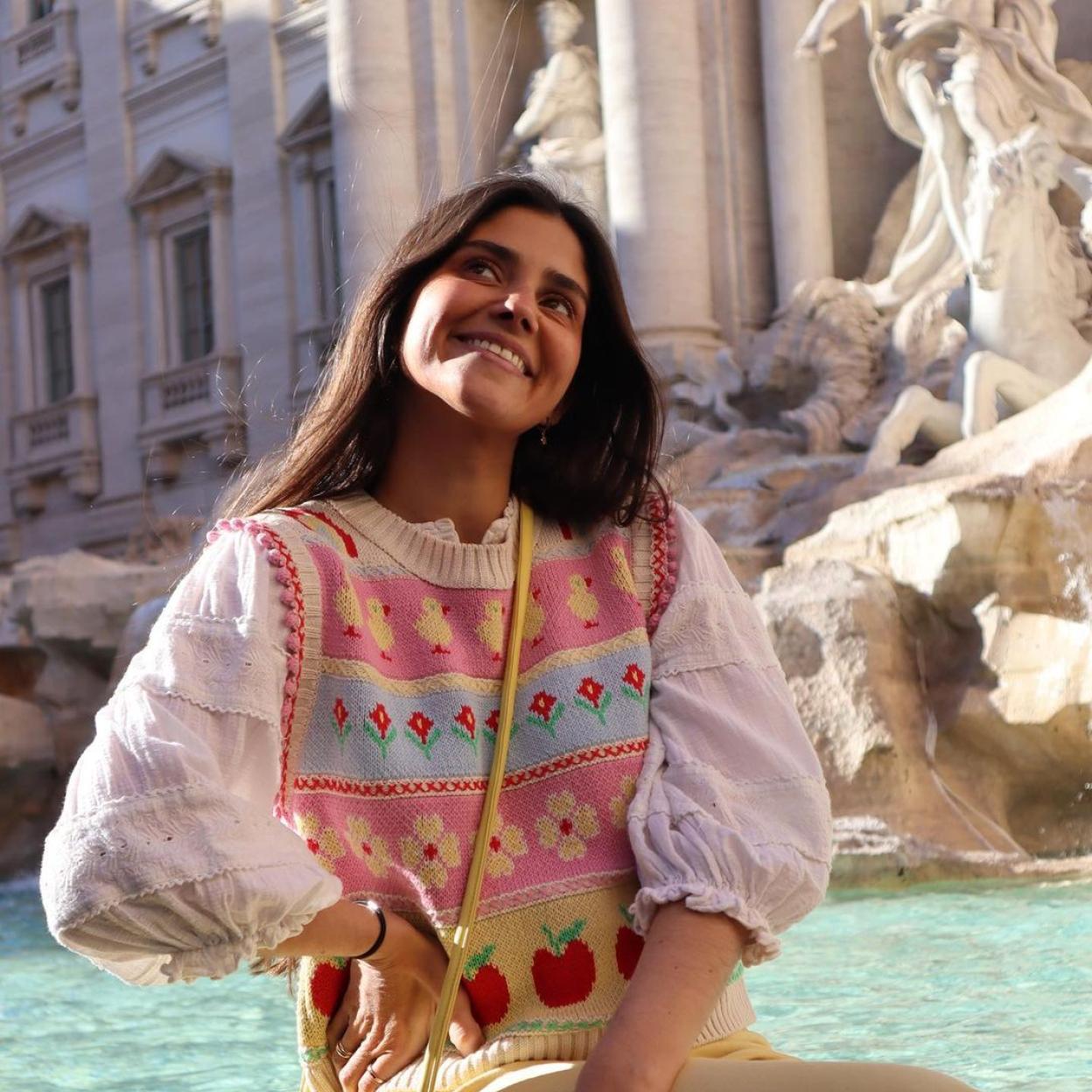 La influencer lleva un chaleco de punto de colores sobre una camisa blanca. Completa el look con unos vaqueros. 